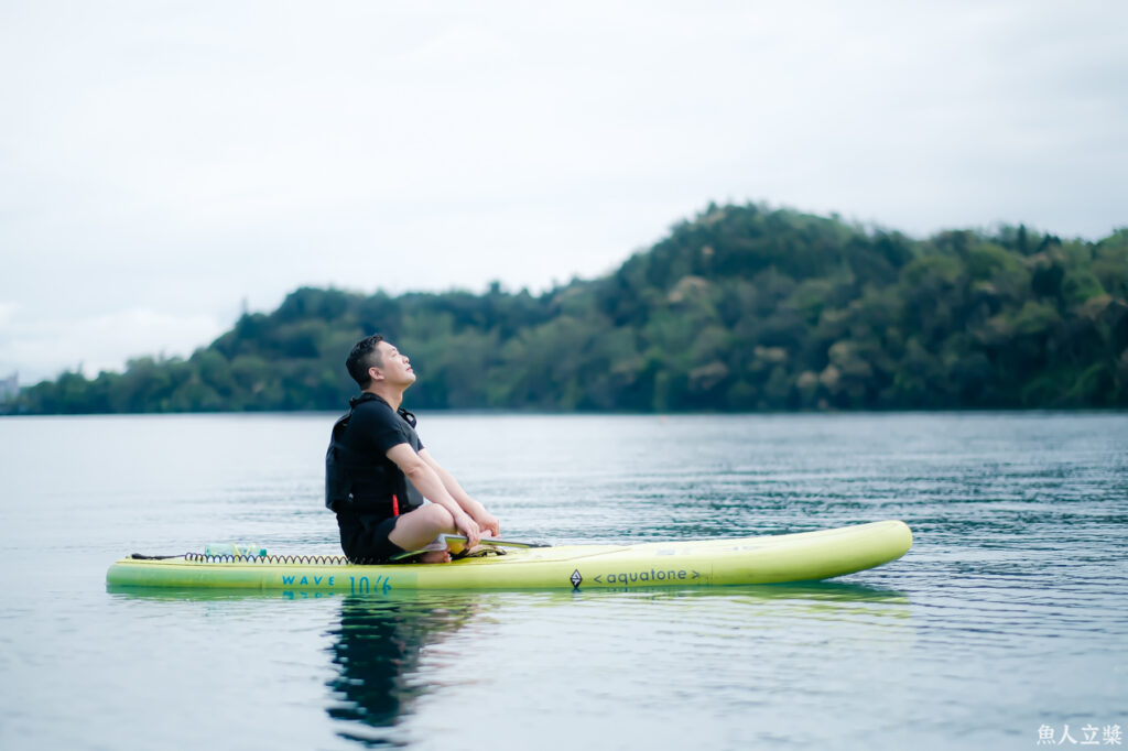 Paddlers standing on SUP boards on Sun Moon Lake during the relaxed Free-Swim SUP tour